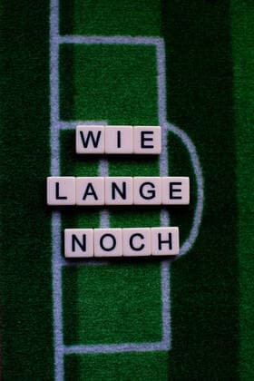 Das Coronavirus (Covid-19) verursacht Veranstaltungsabsagen von beispielsweise Fußballspielen der Bundesligaprofiligen auf unbestimmte Zeit und viele Auswirkungen, im Bild: Die Frage Wie lange noch auf einem Fußballteppich. Deutschland