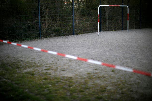 Düsseldorf, Deutschland, Ein wegen des Corona Virus gesperrter Bolzplatz an der Sankt-Franziskus Strasse in Düsseldorf am 23.03.2020