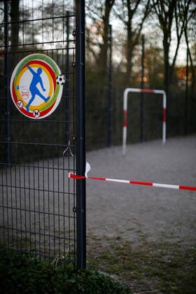 Düsseldorf, Deutschland, Ein wegen des Corona Virus gesperrter Bolzplatz an der Sankt-Franziskus Strasse in Düsseldorf am 23.03.2020
