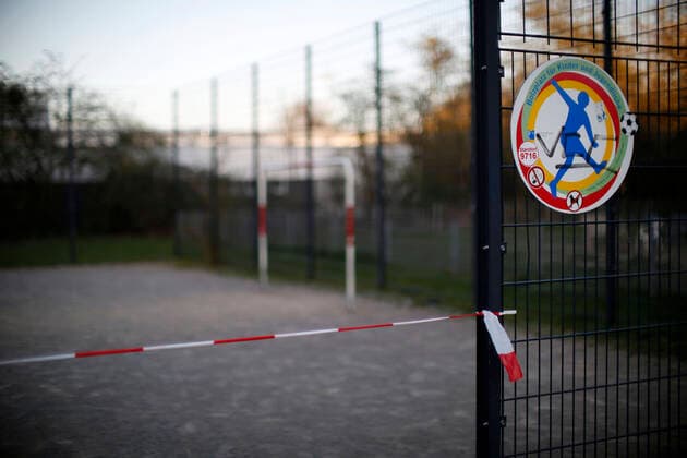 Düsseldorf, Deutschland, Ein wegen des Corona Virus gesperrter Bolzplatz an der Sankt-Franziskus Strasse in Düsseldorf am 23.03.2020