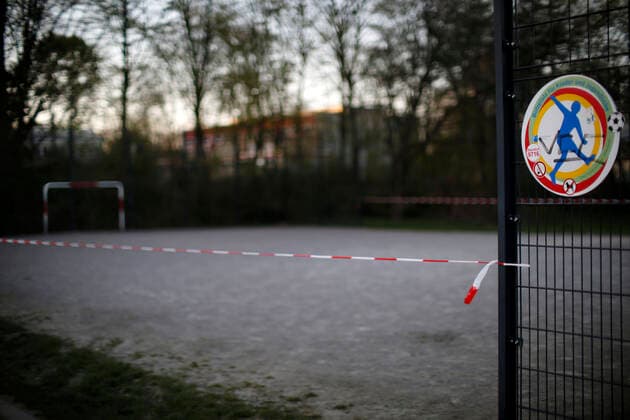Düsseldorf, Deutschland, Ein wegen des Corona Virus gesperrter Bolzplatz an der Sankt-Franziskus Strasse in Düsseldorf am 23.03.2020