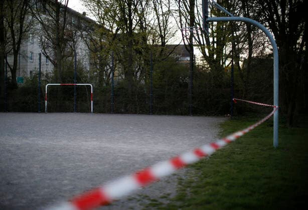 Düsseldorf, Deutschland, Ein wegen des Corona Virus gesperrter Bolzplatz an der Sankt-Franziskus Strasse in Düsseldorf am 23.03.2020