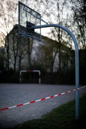 Düsseldorf, Deutschland, Ein wegen des Corona Virus gesperrter Bolzplatz an der Sankt-Franziskus Strasse in Düsseldorf am 23.03.2020