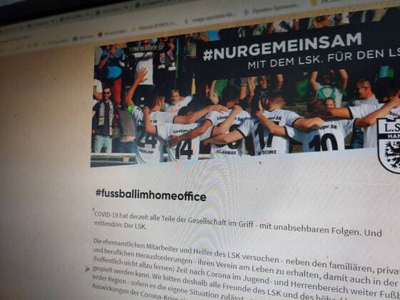 Was tun gebeutelte Fußballklubs während der Corona-Pandemie? Der Regionalligist Lüneburger SK Hansa bietet seinen Fans mit der Aktion fussballimhomeoffice in einem virtuellen Stadion Geisterspiel-Tickets sowie Bratwurst, Bier und Junioren-Spenden auf symbolischem Weg. Alle Spender erhalten vom Verein ein Dankeschön-Zertifikat; 24. März; Geistertickets während der Corona-Pandemie, Lüneburg Niedersachsen Deutschland