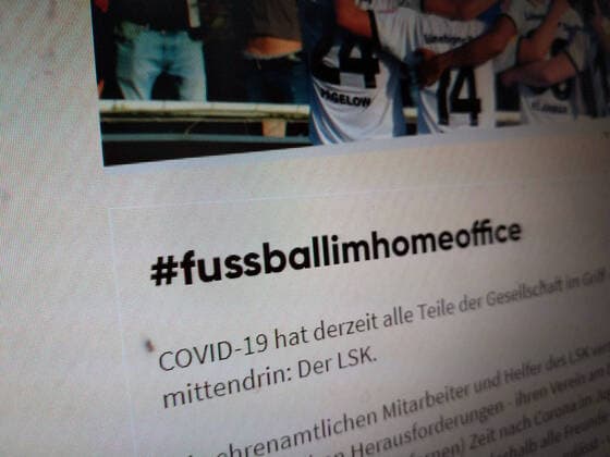 Was tun gebeutelte Fußballklubs während der Corona-Pandemie? Der Regionalligist Lüneburger SK Hansa bietet seinen Fans mit der Aktion fussballimhomeoffice in einem virtuellen Stadion Geisterspiel-Tickets sowie Bratwurst, Bier und Junioren-Spenden auf symbolischem Weg. Alle Spender erhalten vom Verein ein Dankeschön-Zertifikat; 24. März; Geistertickets während der Corona-Pandemie, Lüneburg Niedersachsen Deutschland
