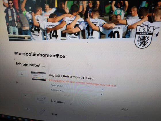 Was tun gebeutelte Fußballklubs während der Corona-Pandemie? Der Regionalligist Lüneburger SK Hansa bietet seinen Fans mit der Aktion fussballimhomeoffice in einem virtuellen Stadion Geisterspiel-Tickets sowie Bratwurst, Bier und Junioren-Spenden auf symbolischem Weg. Alle Spender erhalten vom Verein ein Dankeschön-Zertifikat; 24. März; Geistertickets während der Corona-Pandemie, Lüneburg Niedersachsen Deutschland