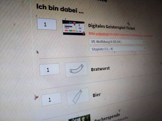 Sport Themen der Woche KW13 Sport Bilder des Tages Was tun gebeutelte Fußballklubs während der Corona-Pandemie? Der Regionalligist Lüneburger SK Hansa bietet seinen Fans mit der Aktion fussballimhomeoffice in einem virtuellen Stadion Geisterspiel-Tickets sowie Bratwurst, Bier und Junioren-Spenden auf symbolischem Weg. Alle Spender erhalten vom Verein ein Dankeschön-Zertifikat; 24. März; Geistertickets während der Corona-Pandemie, Lüneburg Niedersachsen Deutschland