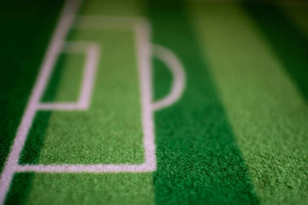 Das Coronavirus (Covid-19) verursacht Veranstaltungsabsagen von beispielsweise Fußballspielen der Bundesligaprofiligen auf unbestimmte Zeit und viele Auswirkungen, im Bild: Ein leerer Fußballteppich. Deutschland *** The corona virus Covid 19 causes events such as Bundesliga soccer matches to be cancelled indefinitely and has many consequences, in the picture An empty soccer carpet Germany