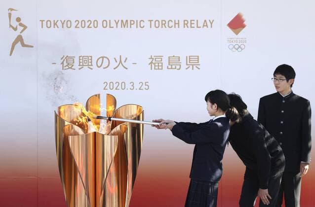 Bilder des Jahres 2020, Sport 03 März Sport Themen der Woche KW13 Olympic flame in northeastern Japan A schoolgirl lights the Tokyo Olympic flame in Iwaki, Fukushima Prefecture, on March 25, 2020. The Olympics torch relay, initially set to start on March 26 from northeastern Japan areas hit hard by the March 2011 earthquake-tsunami disaster, was canceled with the games postponed for about one year. 