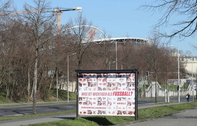 RBL - Wir alle Leipzig, 26.03.2020, RB Leipzig Solidarität in der Coronakrise. Was ist wichtiger als Fussball? Wir alle!. Die Gesundheit aller geht vor - Kampagne von Fußball-Bundesligist RasenBallsport Leipzig. , Im Bild: Wiralle - Plakat. Im Hintergrund die Red Bull Arena. ,