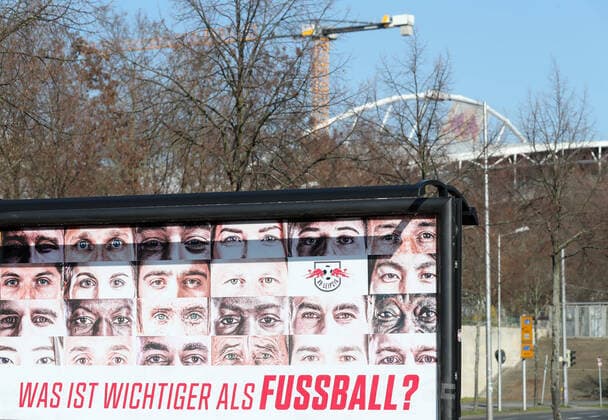 RBL - Wir alle Leipzig, 26.03.2020, RB Leipzig Solidarität in der Coronakrise. Was ist wichtiger als Fussball? Wir alle!. Die Gesundheit aller geht vor - Kampagne von Fußball-Bundesligist RasenBallsport Leipzig. , Im Bild: Wiralle - Plakat. Im Hintergrund die Red Bull Arena. ,