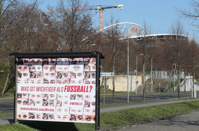RBL - Wir alle Leipzig, 26.03.2020, RB Leipzig Solidarität in der Coronakrise. Was ist wichtiger als Fussball? Wir alle!. Die Gesundheit aller geht vor - Kampagne von Fußball-Bundesligist RasenBallsport Leipzig. , Im Bild: Wiralle - Plakat. Im Hintergrund die Red Bull Arena. ,