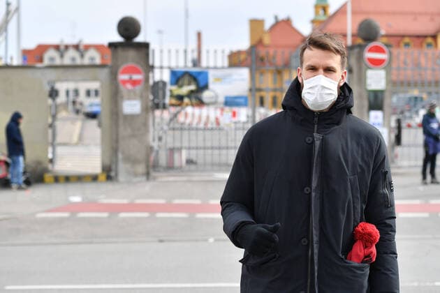 DANILO BARTHEL (FCB) steht mit Mundschutz,Schutzmaske vor dem Eingang zum Grossmarkt in Muenchen. FC Bayern Muenchen Basketball hilft der Muenchener Tafel am 26.03.2020 im Grossmarkt in Muenchen.