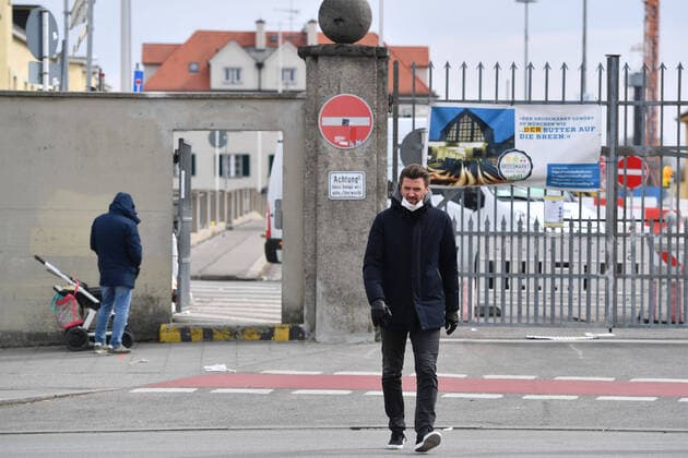 Marko PESIC (Geschaeftsfuehrer) steht Mundschutz,Schutzmaske vor dem Eingang zum Grossmarkt in Muenchen. FC Bayern Muenchen Basketball hilft der Muenchener Tafel am 26.03.2020 im Grossmarkt in Muenchen.