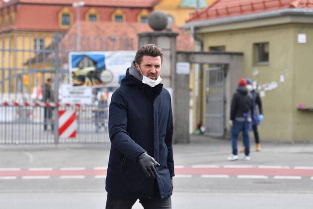 Marko PESIC (Geschaeftsfuehrer) steht Mundschutz,Schutzmaske vor dem Eingang zum Grossmarkt in Muenchen. FC Bayern Muenchen Basketball hilft der Muenchener Tafel am 26.03.2020 im Grossmarkt in Muenchen.