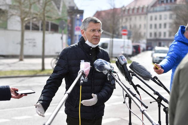 Herbert HAINER (Praesident Bayern Muenchen) traegt Gummihandschuhe,Schutzhandschuhe und stellt sich mit Mundschutz,Schutzmaske den anwesenden Medienvetrretern und spricht in Mikrofone,die mit Plastikfolien gechuetzt sind. Einzelbild,angeschnittenes Einzelmotiv, Einzelbild,angeschnittenes Einzelmotiv,Halbfigur,halbe Figur. FC Bayern Muenchen Basketball hilft der Muenchener Tafel am 26.03.2020 im Grossmarkt in Muenchen.