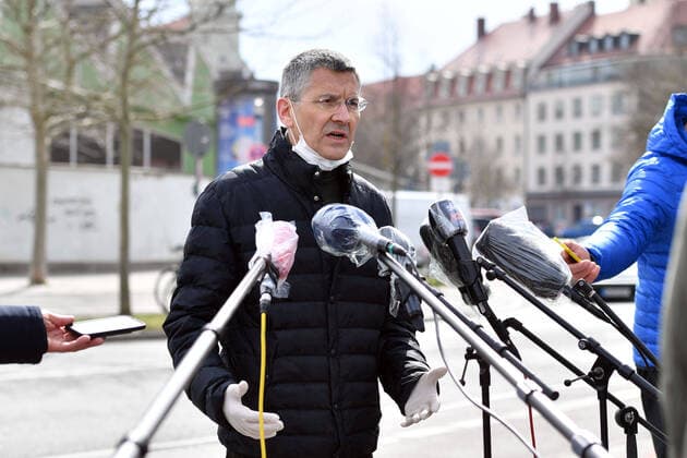 Herbert HAINER (Praesident Bayern Muenchen) traegt Gummihandschuhe,Schutzhandschuhe und stellt sich mit Mundschutz,Schutzmaske den anwesenden Medienvetrretern und spricht in Mikrofone,die mit Plastikfolien gechuetzt sind. Einzelbild,angeschnittenes Einzelmotiv, Einzelbild,angeschnittenes Einzelmotiv,Halbfigur,halbe Figur. FC Bayern Muenchen Basketball hilft der Muenchener Tafel am 26.03.2020 im Grossmarkt in Muenchen.