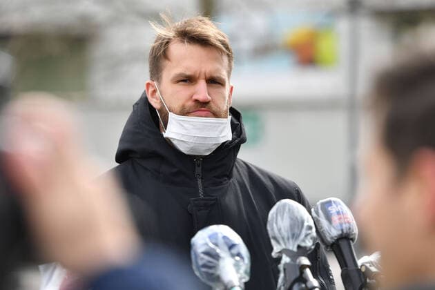 DANILO BARTHEL (FCB) stellt sich mit Mundschutz,Schutzmaske den anwesenden Medienvetrretern und spricht in Mikrofone,die mit Plastikfolien gechuetzt sind. Einzelbild,angeschnittenes Einzelmotiv,Portraet,Portrait,Porträt. FC Bayern Muenchen Basketball hilft der Muenchener Tafel am 26.03.2020 im Grossmarkt in Muenchen.