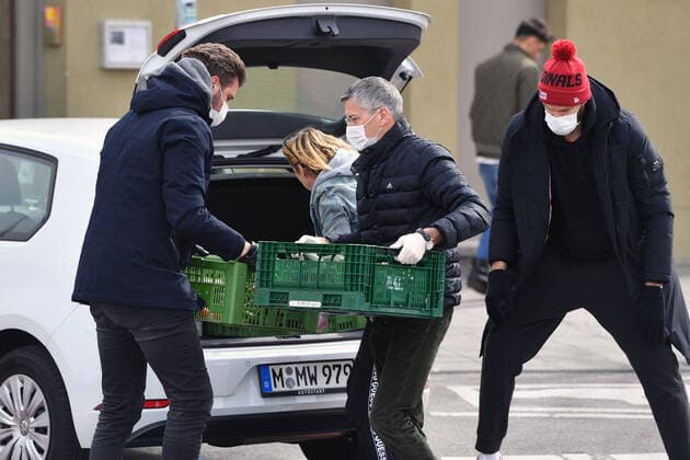 Sport Themen der Woche KW13 Sport Bilder des Tages Herbert HAINER (Praesident Bayern Muenchen,Mitte), DANILO BARTHEL (FCB,re) und Marko PESIC (li) heben Kisten mit Lebensmitteln aus einem PKW-sie tragen Mundschutz,Schutzmasken. FC Bayern Muenchen Basketball hilft der Muenchener Tafel am 26.03.2020 im Grossmarkt in Muenchen.