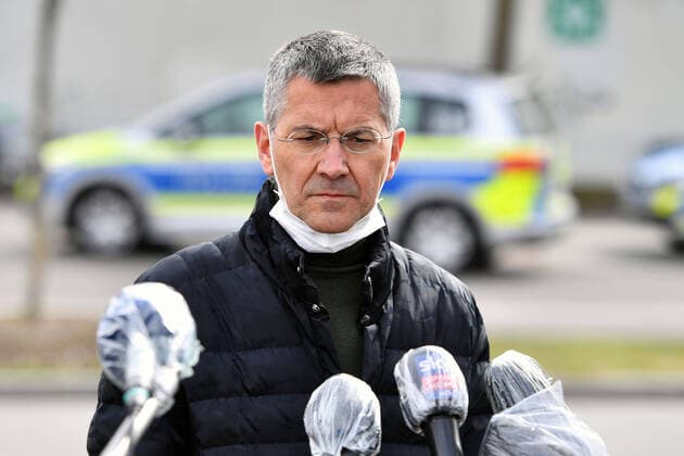 Herbert HAINER (Praesident Bayern Muenchen) stellt sich mit Mundschutz,Schutzmaske den anwesenden Medienvetrretern und spricht in Mikrofone,die mit Plastikfolien gechuetzt sind. Einzelbild,angeschnittenes Einzelmotiv,Portraet,Portrait,Porträt. FC Bayern Muenchen Basketball hilft der Muenchener Tafel am 26.03.2020 im Grossmarkt in Muenchen.