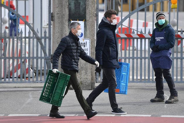 v.li:Herbert HAINER (Praesident Bayern Muenchen) und Marko PESIC mit leeren Gemuesekisten. Beide tragen Mundschutz,Schutzmasken. Re:ein Helfer der Muenchner Tafel. FC Bayern Muenchen Basketball hilft der Muenchener Tafel am 26.03.2020 im Grossmarkt in Muenchen.