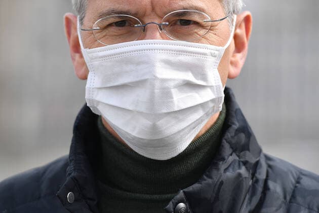 Herbert HAINER (Praesident Bayern Muenchen) traegt einen Mundschutz,Schutzmaske. Einzelbild,angeschnittenes Einzelmotiv,Portraet,Portrait,Porträt. FC Bayern Muenchen Basketball hilft der Muenchener Tafel am 26.03.2020 im Grossmarkt in Muenchen.