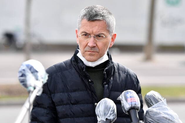 Sport Bilder des Tages Herbert HAINER (Praesident Bayern Muenchen) stellt sich mit Mundschutz,Schutzmaske den anwesenden Medienvertretern und spricht in Mikrofone, die mit Plastikfolien geschuetzt sind. Einzelbild,angeschnittenes Einzelmotiv,Portraet,Portrait,Porträt. FC Bayern Muenchen Basketball hilft der Muenchener Tafel am 26.03.2020 im Grossmarkt in Muenchen.