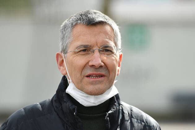 Herbert HAINER (Praesident Bayern Muenchen) traegt einen Mundschutz,Schutzmaske. Einzelbild,angeschnittenes Einzelmotiv,Portraet,Portrait,Porträt. FC Bayern Muenchen Basketball hilft der Muenchener Tafel am 26.03.2020 im Grossmarkt in Muenchen.