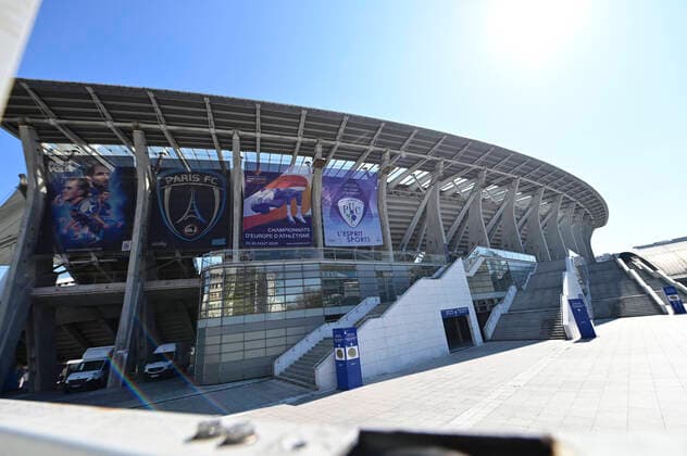Fermeture des grands sites sportifs de Paris due a la pandemie du virus Covid19 Stade Charlety NEWS : Fermeture des grands sites sportifs de Paris - 26 03 2020 JBAutissier Panoramic 