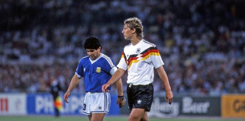 Deutschland - Argentinien Italien, Rom, 08.07.1990, Fussball, FIFA WM 1990 in Italien, Finale, DFB Deutschland - Argentinien (1:0): v.l. Diego Maradona (Argentinien), Guido Buchwald (Deutschland).