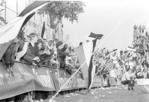Fußball, Stadiongeschichte Arminia Bielefeld Regionalliga West 1969 70 Aufstiegsrunde. Arminia Bielefeld - Tennis Borussia Berlin 1:1 03.06.1970. Armina Fans hinter dem Tor auf der Bielfelder Alm.