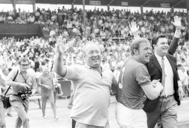 Fußball, Trainerhistorie, Kickers Offenbach Regionalliga West 1969 70 Aufstiegsrunde: VFL Bochum - Kickers Offenbach 20.06.70. Jubel auf der Offenbacher Trainerbank Mitte: Trainer Zlatko Tschik Cajkovski. Rechts daneben: Josef Weilbächer (3). DFL REGULATIONS PROHIBIT ANY USE OF PHOTOGRAPHS AS IMAGE SEQUENCES AND OR QUASI-VIDEO