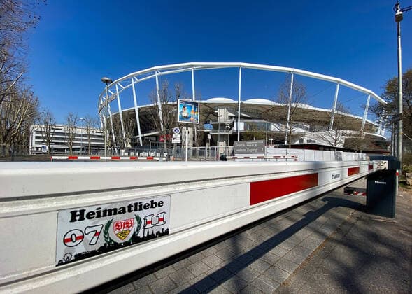 Fußball, Stadiongeschichte VfB Stuttgart xsvx, Fussball, 1.Bundesliga Stadion VFB Stuttgart Mercedes Benz Arena, Aufgrund des Corona Covid-19 Sars Virus sind alle Sportanlagen gesperrt. emspor Stuttgart