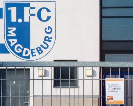 Fußball, Stadiongeschichte 1. FC Magdeburg 28.03.2020, xtgx, Auswirkungen des Corona Virus in Magdeburg, Schild am Trainingsplatz des 1. FC Magdeburg. Der Verein hat den Wiedereinstieg ins Training auf unbestimmte Zeit verschoben. Magdeburg