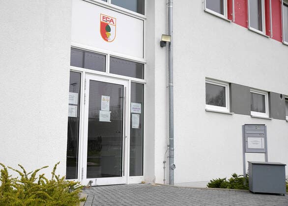 29.03.2020, xemx, News, emwirt, v.l. Nachwuchsleistungszentrum FC Augsburg Eingang gesperrt Augsburg