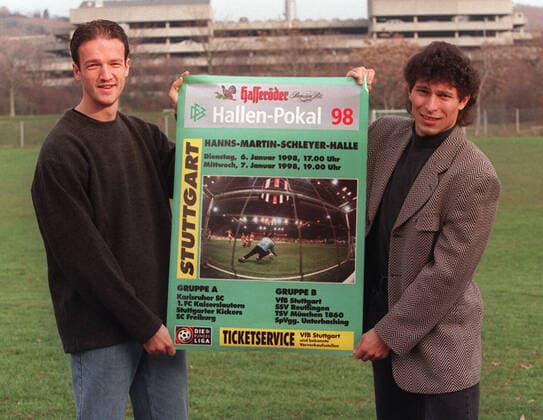 VfB Stuttgart Fredi Bobic und Krassimir Balakov mit Hallenturnierplakat Foto Rudel VfB Stuttgart Fredi Bobic und Krassimir Balakov mit Hallenturnierplakat Foto Rudel