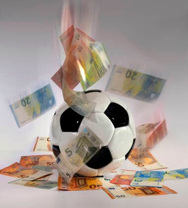 29.03.2020, Fussball 1.Bundesliga, 2.Bundesliga, Championsleague, UEFA-Cup, Geld regiert die Fussballwelt. Symbolbild. *** 29 03 2020, Football 1 Bundesliga, 2 Bundesliga, Championsleague, UEFA Cup, Money rules the football world Symbolic image
