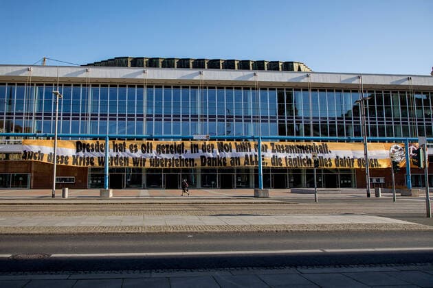 Montag Morgen - In Sachsen gilt aufgrund des neuartigen Coronavirus eine Ausgangsbeschränkungen, so auch in Dresden. Im Bild: Spruchband der ULTRAS DYNAMO am Kulturpalast: DRESDEN HAT ES OFT GEZEIGT, IN DER NOT HILFT NUR ZUSAMMENHALT. AUCH DIESE KRISE WERDEN WIR ÜBERSTEHEN. DANKE AN ALLE, DIE TÄGLICH ALLES DAFÜR GEBEN. 30.03.2020, Dresden Altstadt, Deutschland, Dresden