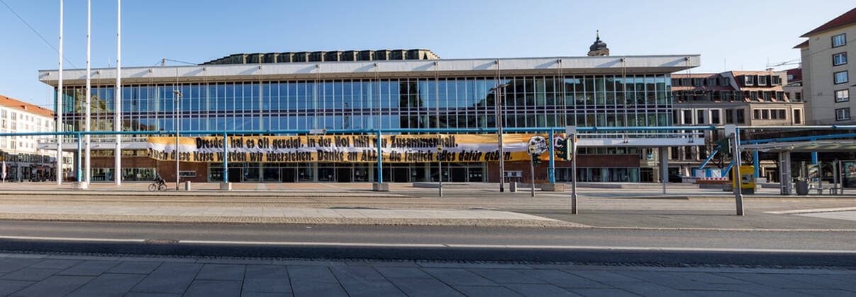 Montag Morgen - In Sachsen gilt aufgrund des neuartigen Coronavirus eine Ausgangsbeschränkungen, so auch in Dresden. Im Bild: Spruchband der ULTRAS DYNAMO am Kulturpalast: DRESDEN HAT ES OFT GEZEIGT, IN DER NOT HILFT NUR ZUSAMMENHALT. AUCH DIESE KRISE WERDEN WIR ÜBERSTEHEN. DANKE AN ALLE, DIE TÄGLICH ALLES DAFÜR GEBEN. 30.03.2020, Dresden Altstadt, Deutschland, Dresden