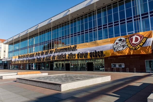 Montag Morgen - In Sachsen gilt aufgrund des neuartigen Coronavirus eine Ausgangsbeschränkungen, so auch in Dresden. Im Bild: Spruchband der ULTRAS DYNAMO am Kulturpalast: DRESDEN HAT ES OFT GEZEIGT, IN DER NOT HILFT NUR ZUSAMMENHALT. AUCH DIESE KRISE WERDEN WIR ÜBERSTEHEN. DANKE AN ALLE, DIE TÄGLICH ALLES DAFÜR GEBEN. 30.03.2020, Dresden Altstadt, Deutschland, Dresden
