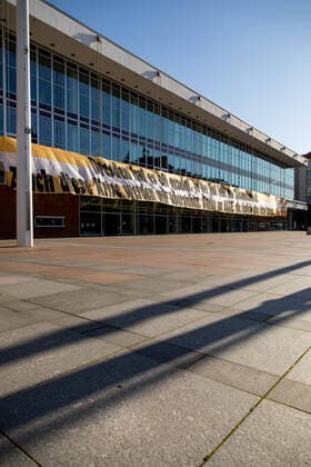 Montag Morgen - In Sachsen gilt aufgrund des neuartigen Coronavirus eine Ausgangsbeschränkungen, so auch in Dresden. Im Bild: Spruchband der ULTRAS DYNAMO am Kulturpalast: DRESDEN HAT ES OFT GEZEIGT, IN DER NOT HILFT NUR ZUSAMMENHALT. AUCH DIESE KRISE WERDEN WIR ÜBERSTEHEN. DANKE AN ALLE, DIE TÄGLICH ALLES DAFÜR GEBEN. 30.03.2020, Dresden Altstadt, Deutschland, Dresden