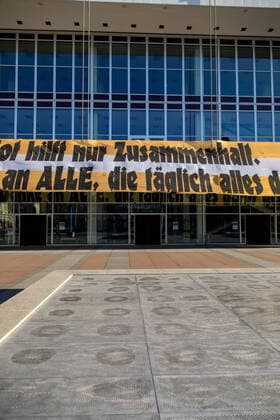 Montag Morgen - In Sachsen gilt aufgrund des neuartigen Coronavirus eine Ausgangsbeschränkungen, so auch in Dresden. Im Bild: Spruchband der ULTRAS DYNAMO am Kulturpalast: DRESDEN HAT ES OFT GEZEIGT, IN DER NOT HILFT NUR ZUSAMMENHALT. AUCH DIESE KRISE WERDEN WIR ÜBERSTEHEN. DANKE AN ALLE, DIE TÄGLICH ALLES DAFÜR GEBEN. 30.03.2020, Dresden Altstadt, Deutschland, Dresden