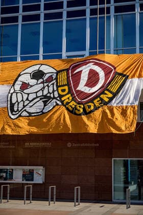 Montag Morgen - In Sachsen gilt aufgrund des neuartigen Coronavirus eine Ausgangsbeschränkungen, so auch in Dresden. Im Bild: Böser Ball (Logo der Ultras Dynamo) und Dynamo-Logo als Teil des Spruchbands der ULTRAS DYNAMO am Kulturpalast: DRESDEN HAT ES OFT GEZEIGT, IN DER NOT HILFT NUR ZUSAMMENHALT. AUCH DIESE KRISE WERDEN WIR ÜBERSTEHEN. DANKE AN ALLE, DIE TÄGLICH ALLES DAFÜR GEBEN. 30.03.2020, Dresden Altstadt, Deutschland, Dresden
