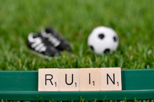 Symbolbild, Ruin im Fußball wegen Corona, Coronavirus, Sars-CoV-2, Covid-19, Deutschland Coronavirus