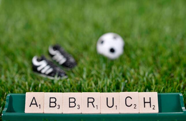 Symbolbild, Abbruch, Saisonabbruch im Fußball wegen Corona, Coronavirus, Sars-CoV-2, Covid-19, Deutschland Coronavirus