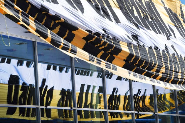 GER Dresden - Kulturpalast ( Kulti ) - hier brachten Dynamofans ein Riesenspruchband an als Dank fuer die Helfer in der Corona Krise und um zu zeigen das in dieser Krise Fans ( K-Block ) zusammenstehen 30.03.20 300320 ddbd