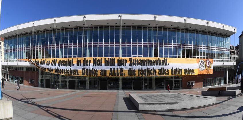 GER Dresden - Kulturpalast ( Kulti ) - hier brachten Dynamofans ein Riesenspruchband an als Dank fuer die Helfer in der Corona Krise und um zu zeigen das in dieser Krise Fans ( K-Block ) zusammenstehen 30.03.20 300320 ddbd