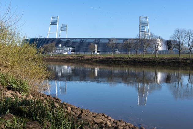 GER, 1.FBL, Werder Bremen - Der Ball ruht am Stadionm 31.03.2020, wohninvest WESERSTADION,, Bremen, GER, 1.FBL, Werder Bremen - Der Ball ruht am Stadionm, im Bild Das kann Weser Stadion leuchtet in der Sonne über die Wasser - dort spiegelt sich die Flutlichmaten und das Stadion