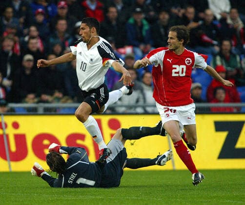Fußball Länderspiel Schweiz-DEutschland 0:2 TW Jörg Stiel SChweiz, Kevin Kuranyi GER, 20 Patrick Müller Schweiz. 2.5.2004 Foto Herbert Rudel