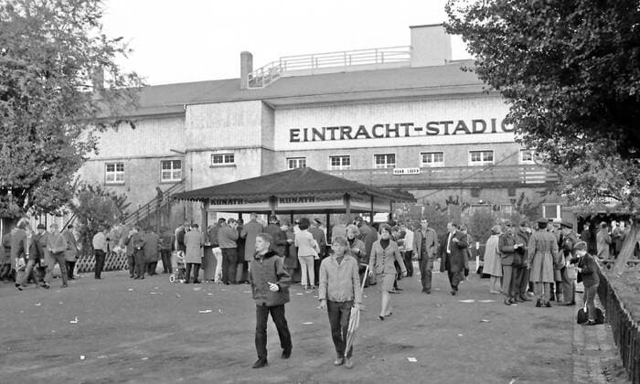 Fußball, Stadiongeschichte Eintracht Braunschweig Aus 1.BL Saison 1968 69 Eintracht Braunschweig - Borussia Dortmund 4:3 am 19.10.1968. Im Foto: Haupteingang Eintracht BS Stadion Hamburger Str.